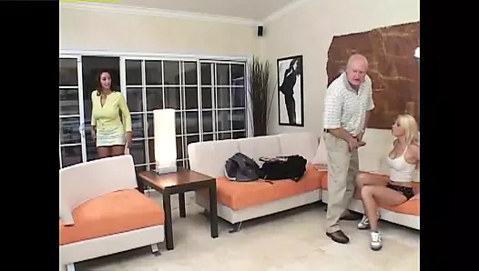 Genç sarışın üvey annesi ve yaşlı adamla sert oynamayı seviyor