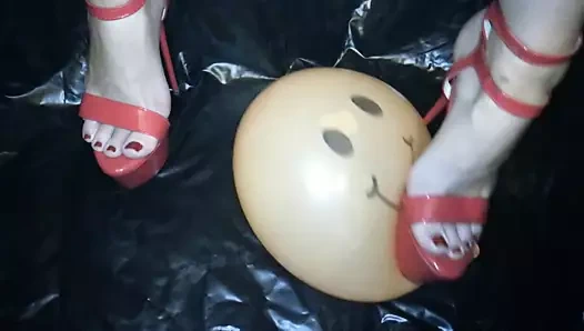 Bayan l kırmızı seksi topuklu balonu ezmek