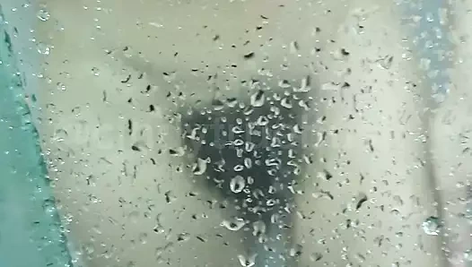 Duşta kıllı bir kadının doğal güzelliği