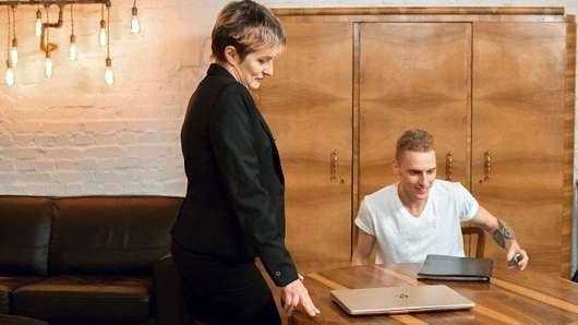 Tutor4k. öğretmen adamı dizlerinin üzerinde zayıflatır, böylece duramaz