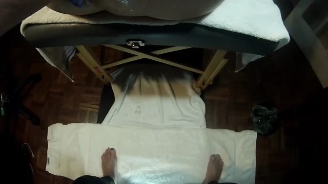 SUBMISSIVE HUSBAND-Karı kocasını boynuzlu kocasını topuklarına kadar alması için talimat veriyor!