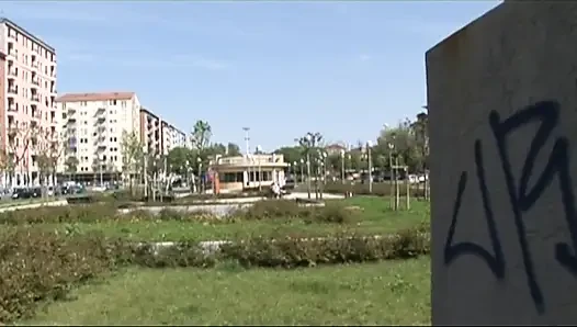 Olgun adam genç üvey kız kardeşini takip ediyor ve ona yarağını emdiriyor