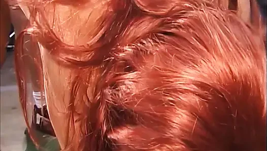 Kadın erkeklerin kadınları nasıl siktiklerini görüyor ve katılıyor