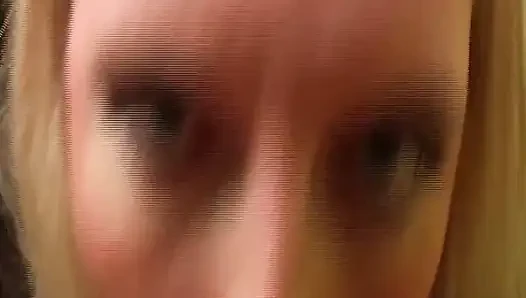 Sarışın ıslak salyalı kalın yarağı gırtlağına kadar alıyor
