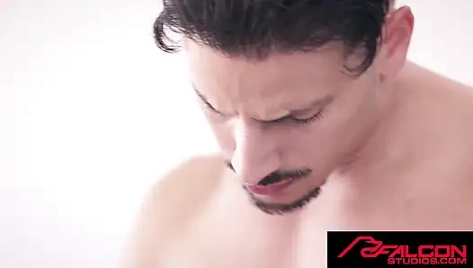 FALCON STUDIOS - Fabio Stallion büyük şişkinliği açıyor ve Dean Hard'ı prezervatifsiz sikiyor