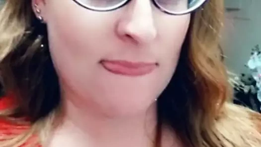 Dawna dikengob, horoz yutma egzersizi yapan kıvrımlı hatun