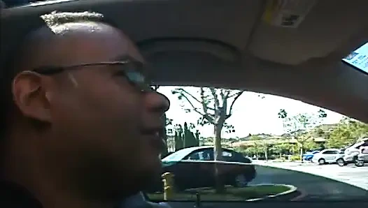 Edepsiz sarışın piliç büyük zenci yarağı tarafından arkadan sikiliyor