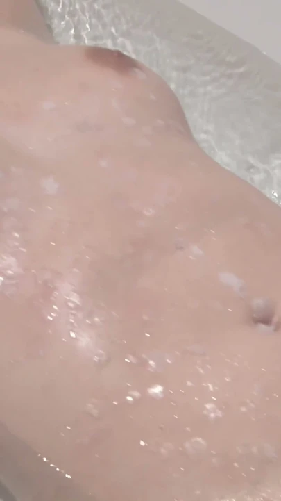Natalie'nin küvet seks oyunları