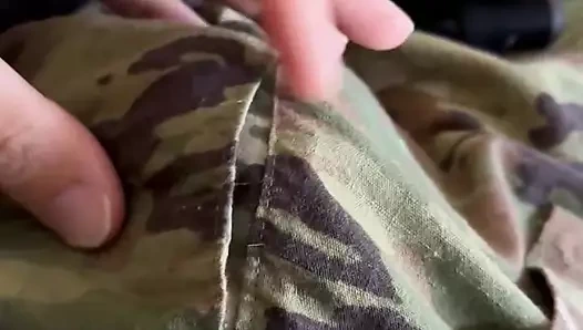 Aktif görev askeri asker büyüyen yarağını OCP üniforması ile ovuyor