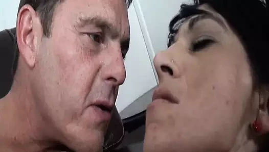 Atletik Fransız orta yaşlı seksi kadın sert sikiliyor