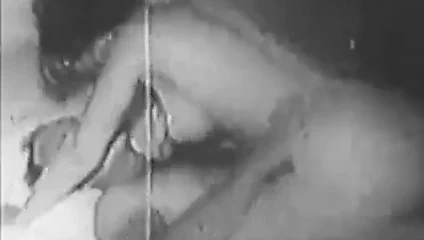 Seksi çift alay ve öpüşme (1950'lerde vintage)