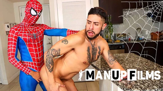 Örümcek adam ManUpfilms'te sikişiyor