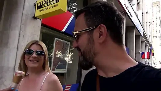 Dövmeli Sarışın Sürtük Gırtlağına Kadar Alıyor Ve Götünü Mahvediyor!