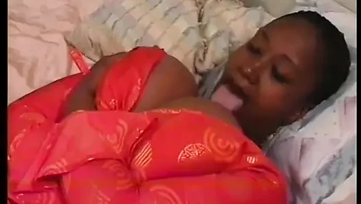 O büyük ve güzel, siyah orta yaşlı seksi kadın derine alıyor ve iyi bir sürtük gibi inliyor