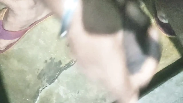 Küçük yarak evde yalnız başına büyük bir yarağa dönüştü