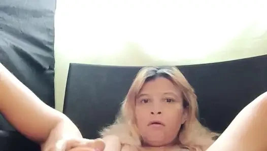 Çekici bekar kadın onun oyuncağı