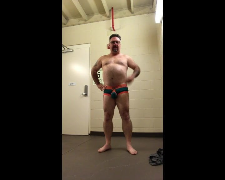 Luvbennude soyunuyor ve çıplak bir otelde yürüyor