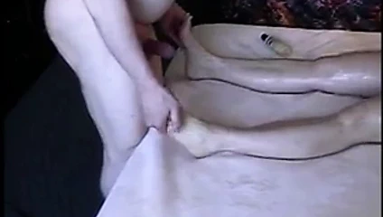 Adam koyarak yapay penis içinde ona kedi