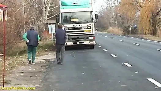 Naylon kadın sokakta işiyor