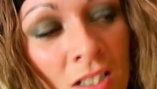 Romanyalı seksi güzellik buna bayılıyor