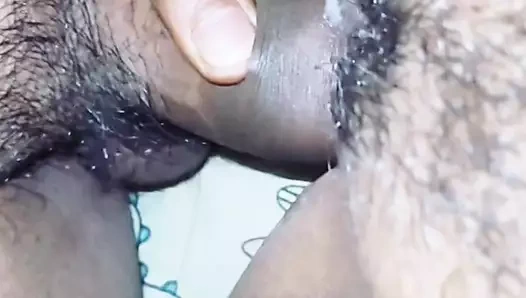 Hintli kadın daha fazla sikişmek ve içine boşalmak istiyor