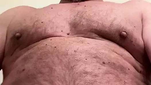 Emekli askeri baba ve onun büyük kesilmemiş horoz serbest bırakılması gerekiyor