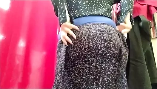 Seksi milf'in muhteşem kıçı alışveriş merkezindeki soyunma odasına geri döndü