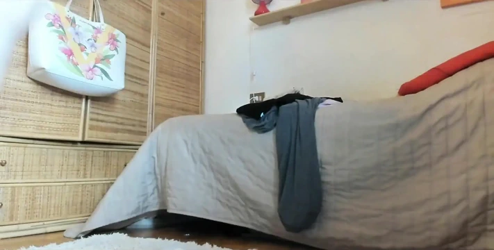 Güzel İtalyan orta yaşlı seksi kadın büyük lastik yaraklarla götünü parçalıyor