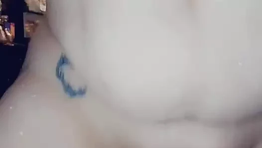 Büyük iri güzel kadın dövmeli piliç dildoya biniyor ve her yere boşalıyor