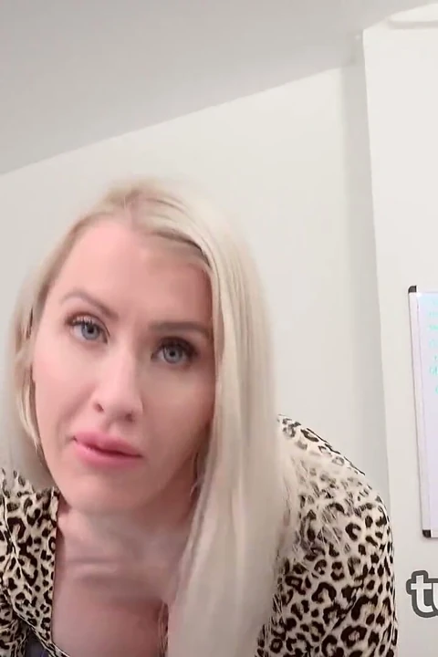 Römorkör büyük memeler ve kel bir kedicik, Katie Monroe seçmeleri