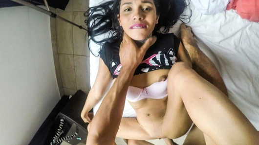 Aldı yukarı bir sıska latin sürtük ile parantez hazır için bir anal sikme