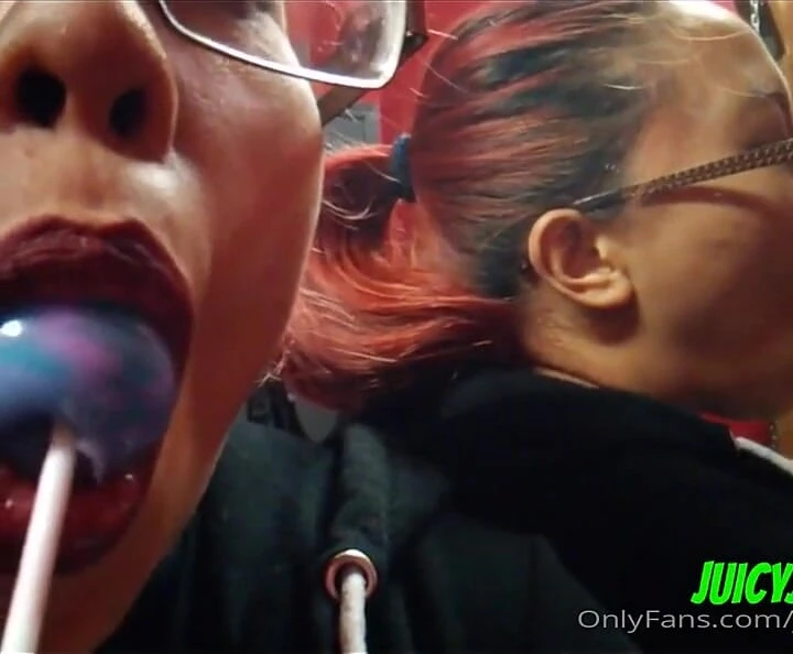 Ağzım ve dilim seni güçsüz mü yapıyor? Lolipop yalıyor ve emiyor bunu sana yaptığımı hayal edebilir misin?