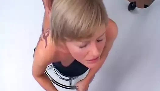 Sarışın Alman model fotoğraf çekimi seansı sırasında sikişiyor