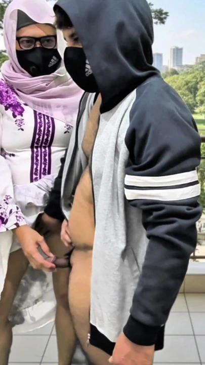 Bana aşık olan genç bir kadın gece yarısı benimle buluştu. | Klip 1