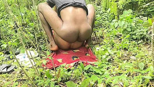 Afrikalı tatlı seksi kaltak çalıda büyük siyah yarakla sikiliyor
