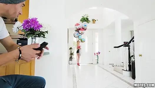 Beni kırmayın - minyon Kenzie Kai parti hazırlıyor ve Xander'i mutfakta şaplak atma ve kazıkla sürüş seansı için baştan çıkarıyor