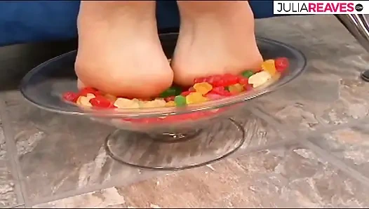 Kaltak yemek mastürbasyonu ve sert sikişten sonra yarak boşalmasını emiyor