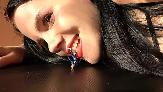 Dev anna yeni bir kurbanla oynuyor