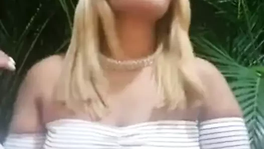 dominicana marcando pezon