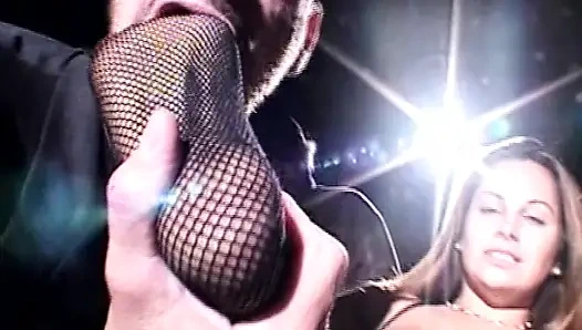 Esmer genç kızın buharlı sinemada ayak fetişi ile üçlü seks