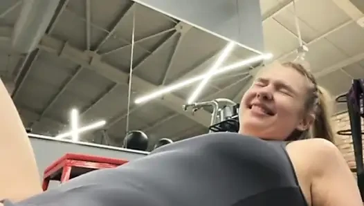 İri güzel seksi kız jucielussie spor salonunda eğitim alıyor