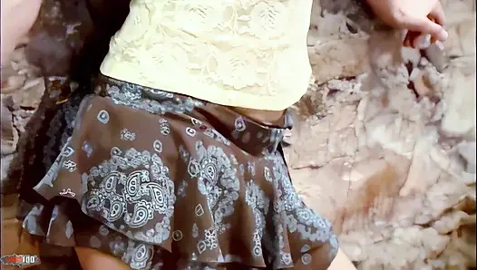 Barbara-nux azgın genç esmer Barbara Nux striptiz yapıyor