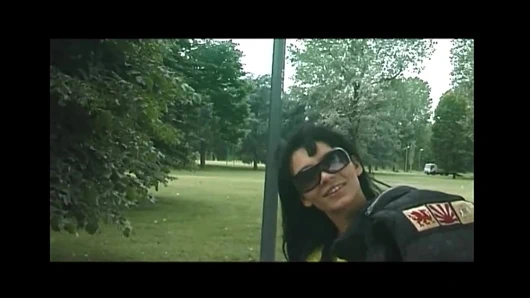 Sevimli esmer parkta amını teşhir ediyor ve evde parmaklıyor