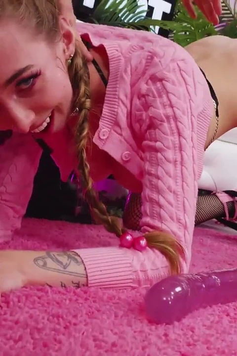 Breezy Bri emiyor, sikişiyor ve sırlanıyor