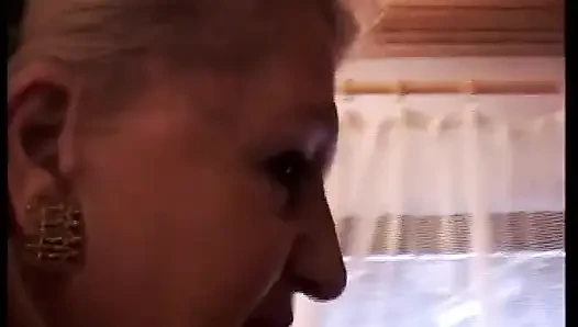 Almanya'dan sarışın bir bayan yarağını boşaltmak için burada