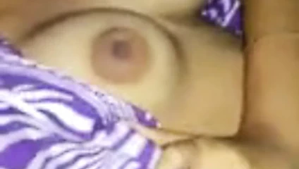 göğüslerini gösteren kız