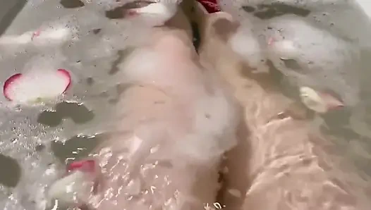 Sevgililer Günü! Oyuncakla orgazm oluyorum tatlıma dokunuyor!.