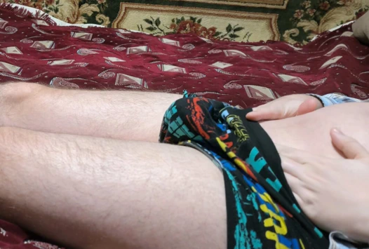 İç çamaşırını çıkarmadan büyük başlı bir yarağın yavaş okşuyor