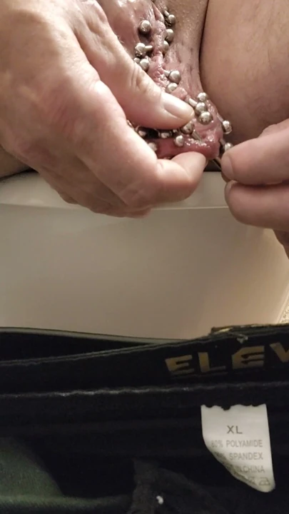 Skrotumuma 6 gauge daha piercing ekledim, parmağımı idrar deliğimden kaydırdım, kendi precum'umu kullanarak | Bölüm 1