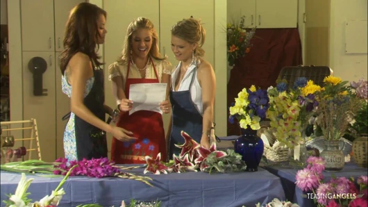 Kıvırcık saçlı kız bilardo oyununu kaybediyor ve rakibini sikiyor